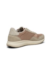 Sneaker beige e marrone chiaro con una tomaia in mesh e suede, retro testurizzato, punta arrotondata e suola in gomma con leggere scanalature.
