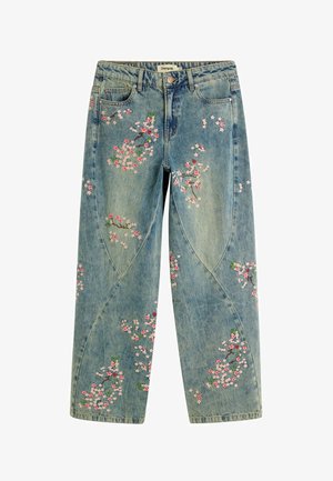 Hele sinised teksapüksid, mille esiküljel ja säärtel on roosade ja valgete lillemustrite tikandid, ees on nööp ja luku sulgur.