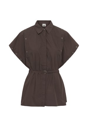 Sötétbarna, rövid ujjú blúz gallérral, derékövvel fém csattal, valamint ezüstszínű fémhurkokkal az ujjakon és a vállakon.