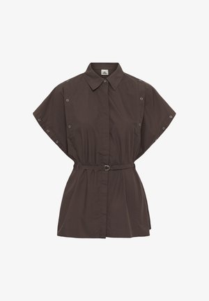 Sötétbarna, rövid ujjú blúz gallérral, derékövvel fém csattal, valamint ezüstszínű fémhurkokkal az ujjakon és a vállakon.