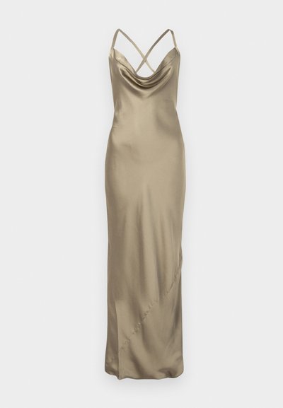 Vestido de satén color champán con tirantes de espagueti entrelazados y escote drapeado, de largo hasta el suelo con un sutil detalle en las costuras laterales.