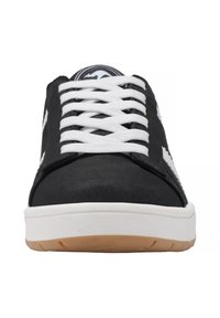 Schwarze Sportschuhe mit weißen Schnürsenkeln und Gummisohle. Die Schuhe haben ein glattes Obermaterial, ein Logodetail an der Zunge und kontrastierende weiße Akzente.