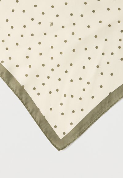 Ύφασμα σε κρεμ απόχρωση με μικρές ελιές πράσινες βούλες και ραμμένη πράσινη ελιές περίμετρο.