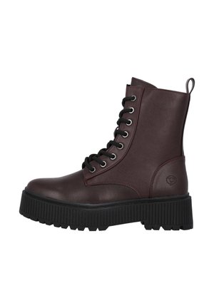 Bottines en dentelle bordeaux à lacets, fabriquées en matériau synthétique lisse, avec une semelle épaisse noire, des œillets en métal argenté et une languette pour un enfilage facile.