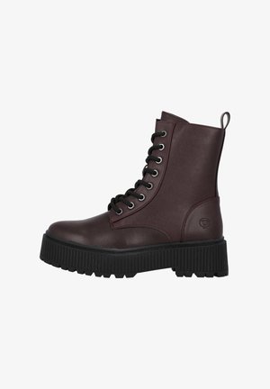 Botas de tobillo burdeos con cordones, fabricadas en material sintético suave, con una suela negra gruesa, ojetes plateados y una pestaña en la parte posterior para facilitar su uso.