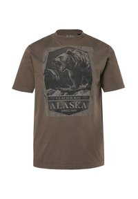 Camiseta de manga corta marrón con una gráfica de un oso rugiente atrapando un pez, etiquetada "Glacier Bay Alaska Desde 1880".