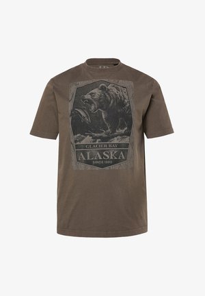 Brun kortærmet t-shirt med et grafisk motiv af en brølende bjørn, der fanger en fisk, mærket "Glacier Bay Alaska Siden 1880."
