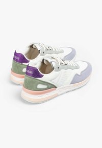Zapatillas multicolores con un cuerpo de cuero blanco, gamuza gris, acentos de gamuza verde y un talón purpurina púrpura. Presenta una suela texturizada.