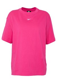 Růžové tričko Nike s kulatým krkem, krátkými rukávy a bílým logem swoosh na levé horní části hrudi. Měkký bavlněný materiál.