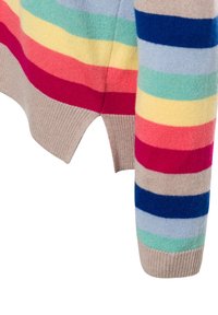 Gebreide trui met meerkleurige horizontale strepen in tinten rood, roze, blauw, geel, groen en beige. Ribbelboord aan de onderkant en mouwen.