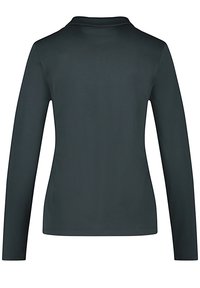 Mörkgrön långärmad polo med mjuk textur och krage. Enkelt design, utan synliga mönster eller metalldetaljer.