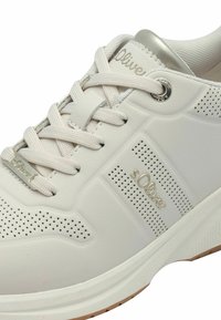 Sneaker in pelle bianca con design perforato, punta rotonda e silhouette elegante. Caratterizzata da lacci piatti, un accento argento vicino al tallone e dettagli del logo.