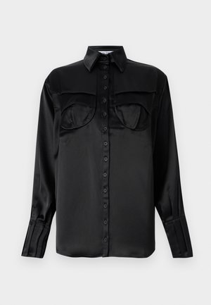 Crna satenska košulja sa dugim rukavima, dva džepa na grudima, uklesani ovratnik i detalj sa jednim dugmetom na manžetama. Gladak tekstur.