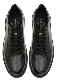 Schwarze Leder-Sneaker mit glatter Textur, runder Zehenpartie, gesteppten Akzenten und schwarzen Schnürsenkeln. Mit einem minimalistischen Design und einem Logo-Tag.