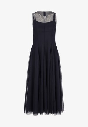 Czarna sukienka bez rękawów z przejrzystym dekoltem, zwiewnym dołem i fałdowanym wzorem. Zapina się z tyłu na dyskretny zamek błyskawiczny.