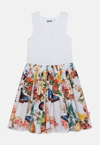 Biała sukienka bez rękawów z kolorowym nadrukiem kwiatów i owoców, prezentująca motyle i tropikalne rośliny.
