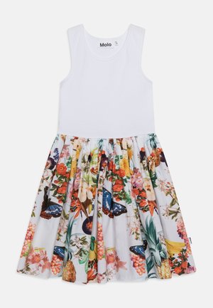 Bílé šaty bez rukávů s barevným vzorem sukně, který zahrnuje květiny a ovoce, s motýli a tropickými rostlinami.