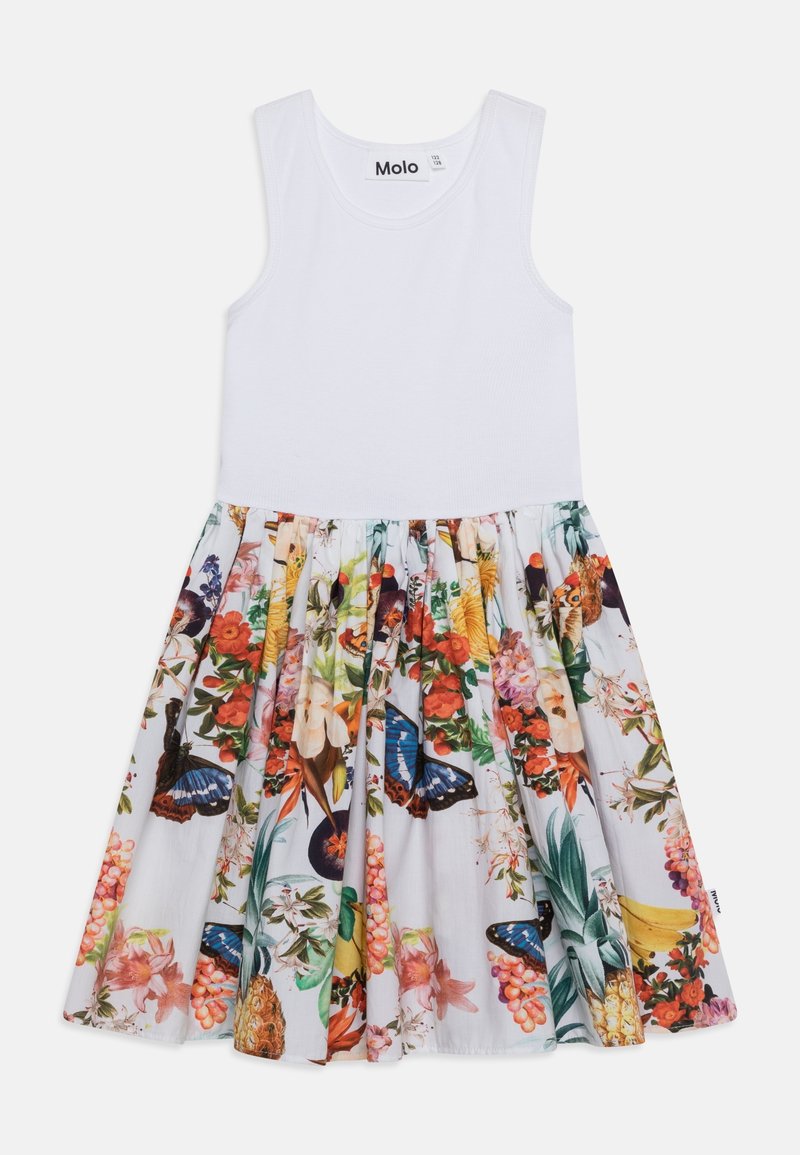 Biała sukienka bez rękawów z kolorowym nadrukiem kwiatów i owoców, prezentująca motyle i tropikalne rośliny.