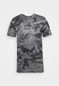 Grå camouflagemønster kortærmet trænings-T-shirt lavet af åndbart stof, med rund hals og et lille logo på brystet.