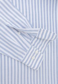 Camicia con bottoni caratterizzata da blu chiaro e strisce bianche, tessuto in cotone, colletto classico e dettagli con bottoni sui polsini.