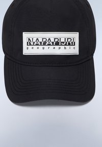 Sort kasket lavet af stof, med et hvidt rektangulært logo-mærke med "NAPAPIJRI" og "geographic." Glat tekstur, buet skygge og synlighedsdetaljer.