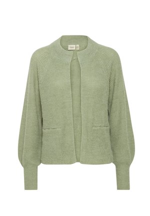 Hellgrüner Cardigan mit rundem Halsauschnitt, offener Vorderseite, zwei Taschen und strukturiertem Strickstoff. Besitzt lange, leicht puffige Ärmel.