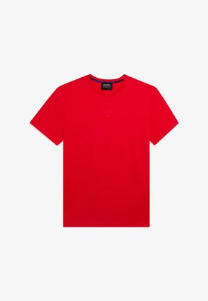 T-shirt rouge à manches courtes et col rond avec un logo subtilement en relief centré sur la poitrine et une étiquette intérieure de col noire.