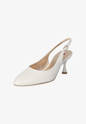 Weißer Leder Slingback Kitten-Heel Schuh mit spitzer Zehenpartie und goldener Schnalle am Knöchelriemen vor weißem Hintergrund.
