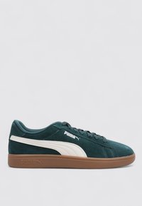 Sneaker Puma in suede verde scuro con una striscia in pelle bianca. Presentano una suola in gomma e lacci, progettati per l'abbigliamento casual.