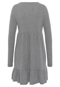 Graues langärmeliges Kleid, figurbetonter Oberteil mit gefälteltem Rock, rüschsaum, weicher Baumwollmischung, einfacher runder Ausschnitt, keine sichtbaren Verzierungen.