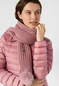 Bufanda de punto rosa con un pomp�ón suave en un extremo, utilizada sobre una chaqueta acolchada rosa. Presenta un patrón texturizado y detalles de costura.