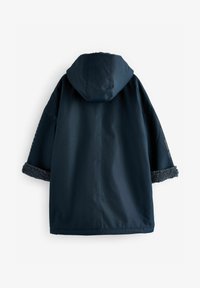Granatowy płaszcz z kapturem, z miękką, teksturowaną podszewką sherpa przy mankietach. Posiada szerokie rękawy i czysty, minimalistyczny design.