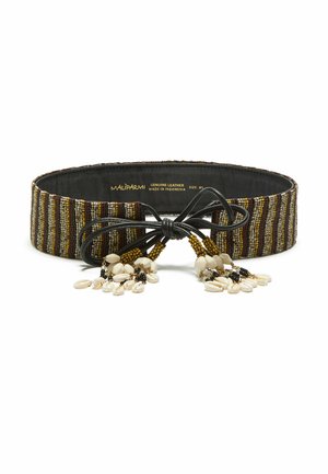 Cintura larga in pelle marrone e beige con perline, con un laccio in pelle nero con piccoli charm a conchiglia bianchi e neri alle estremità.