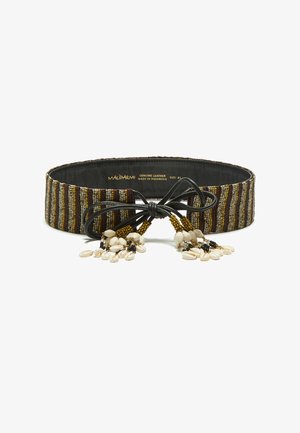 Cintura larga in pelle marrone e beige con perline, con un laccio in pelle nero con piccoli charm a conchiglia bianchi e neri alle estremità.