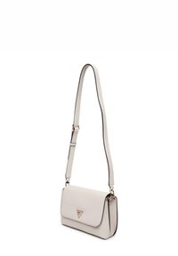 Borsa a tracolla in pelle color crema con patta pieghevole, finiture dorate e tracolla regolabile. Presenta un logo triangolare sulla parte frontale.