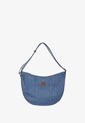 Borsa a spalla a mezzaluna in denim blu con tracolla regolabile e toppa con logo marrone al centro anteriore.