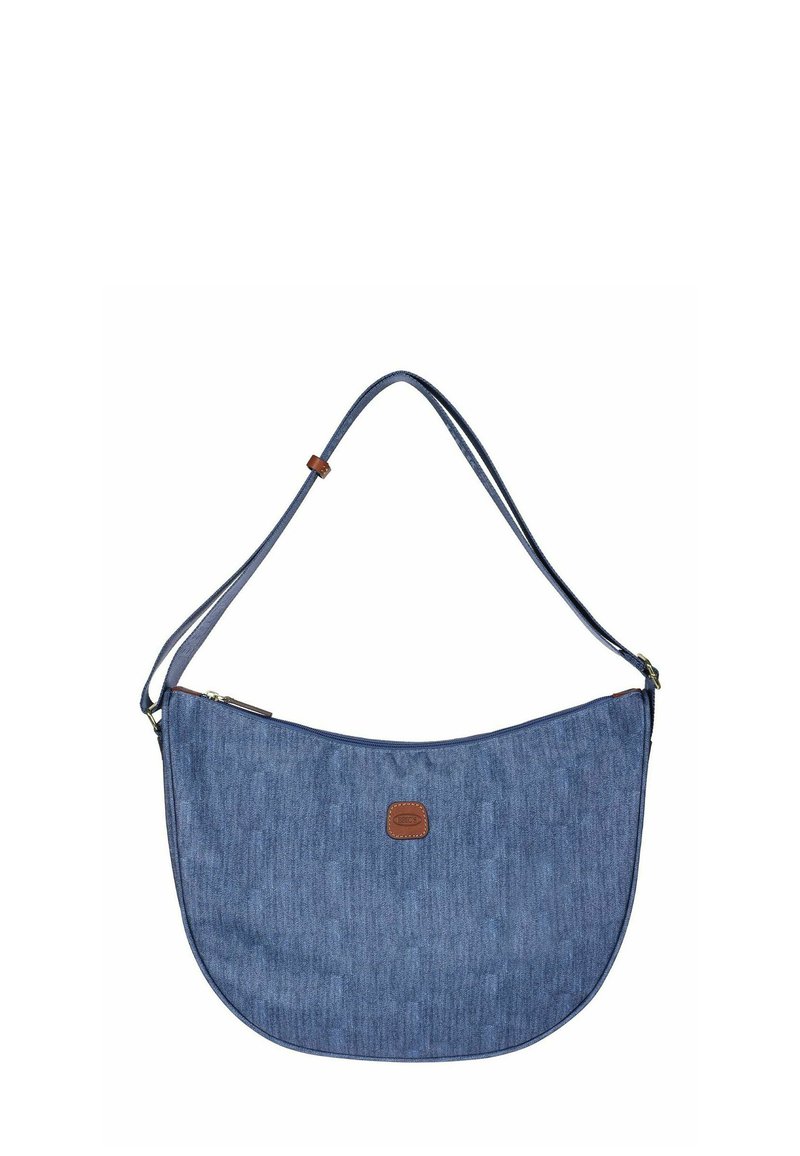 Borsa a spalla a mezzaluna in denim blu con tracolla regolabile e toppa con logo marrone al centro anteriore.
