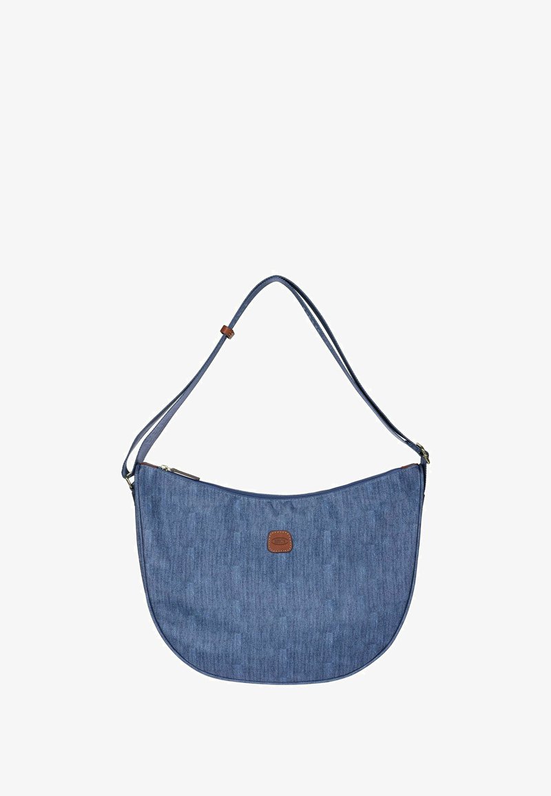 Borsa a spalla a mezzaluna in denim blu con tracolla regolabile e toppa con logo marrone al centro anteriore.