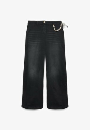 Zwarte, wijde jeans met hoge taille, voorzakken, knoopsluiting en een decoratieve gevlochten ketting met een gestrikt lint op de rechterheup.