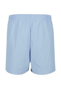 Shorts bleu clair en tissu léger, dotés d'une taille élastique et d'une texture lisse et froissée. Ourlés en bas.