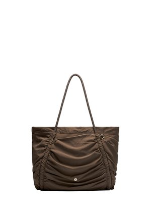 Sac cabas marron avec un design en tissu froncé et des poignées fines, avec un petit logo circulaire près du bas au centre.