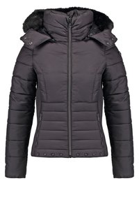 Svart dunjacka med hög krage, quiltad design, dragkedja och två sidofickor. Har dekorativa nitar vid fållen.