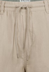 Beige Leinen-Shorts mit elastischem Kordelzugbund. Verfügt über Fronttaschen und eine gewebte Textur. Das Etikett lautet "EIGHT 2 NINE."