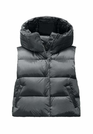 Schwarze Pufferweste mit hohem Kragen und Kapuze, ausgestattet mit gesteppten Abschnitten und seitlichen Taschen, gefertigt aus einem glatten, synthetischen Material.