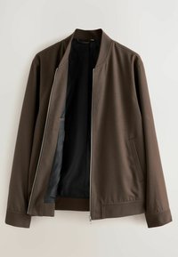 Chaqueta bomber marrón oscuro hecha de tejido suave, con cierre de cremallera, bolsillos laterales y un diseño liso con cuello y puños de canalé.