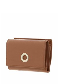 Portefeuille en cuir marron avec une finition texturée, orné d'un accessoire circulaire en métal doré. Conception pliée avec plusieurs compartiments.