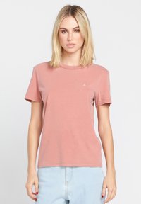 Kurzärmliges T-Shirt mit Rundhalsausschnitt in staubrosa Farbe, aus weicher Baumwolle gefertigt. Verfügt über ein kleines Logo auf der linken Brustseite und einen lässigen Schnitt.