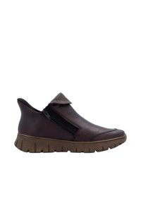 Mocassins marron foncé en cuir texturé, avec une fermeture éclair sur le côté et une semelle épaisse et flexible avec des rainures définies.