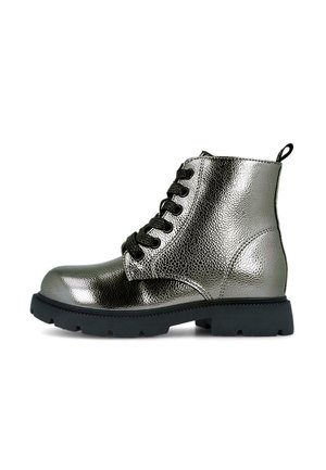 Botas de tobillo plateadas metálicas con un acabado texturizado, cordones negros, punta redonda y una suela negra robusta. Cuenta con una lengüeta en el talón.