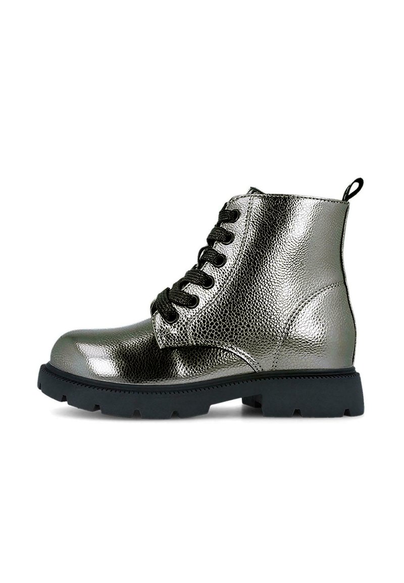 Botas de tobillo plateadas metálicas con un acabado texturizado, cordones negros, punta redonda y una suela negra robusta. Cuenta con una lengüeta en el talón.